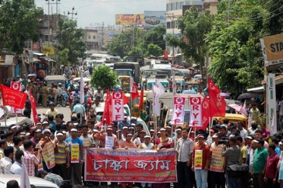 DYFI organizes â€œChakka Jamâ€ at Tripura